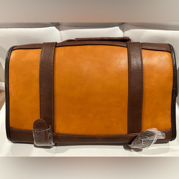 Vetelli Leather Toiletry Bag for Men - Picture 3 of 4